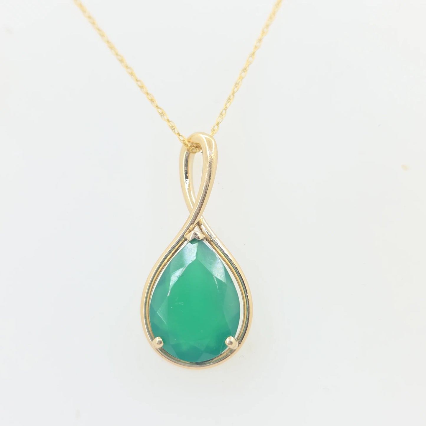 14KT Yellow Gold Pear Shape Green Onyx Pendant