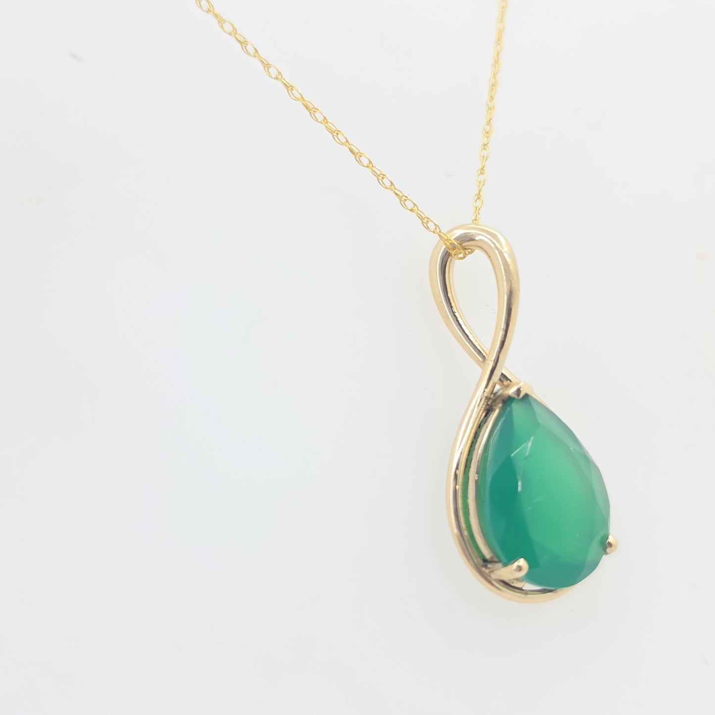 14KT Yellow Gold Pear Shape Green Onyx Pendant