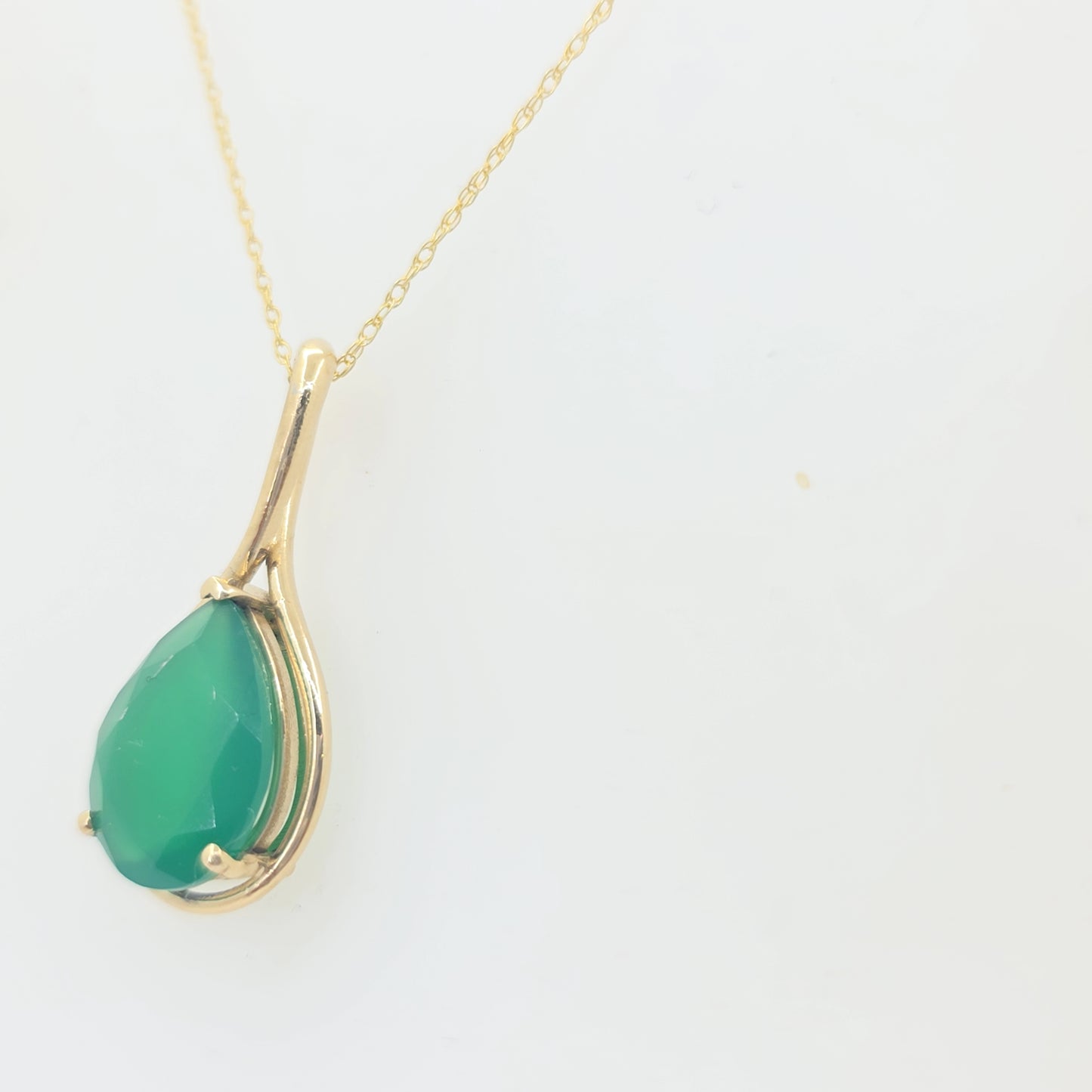 14KT Yellow Gold Pear Shape Green Onyx Pendant