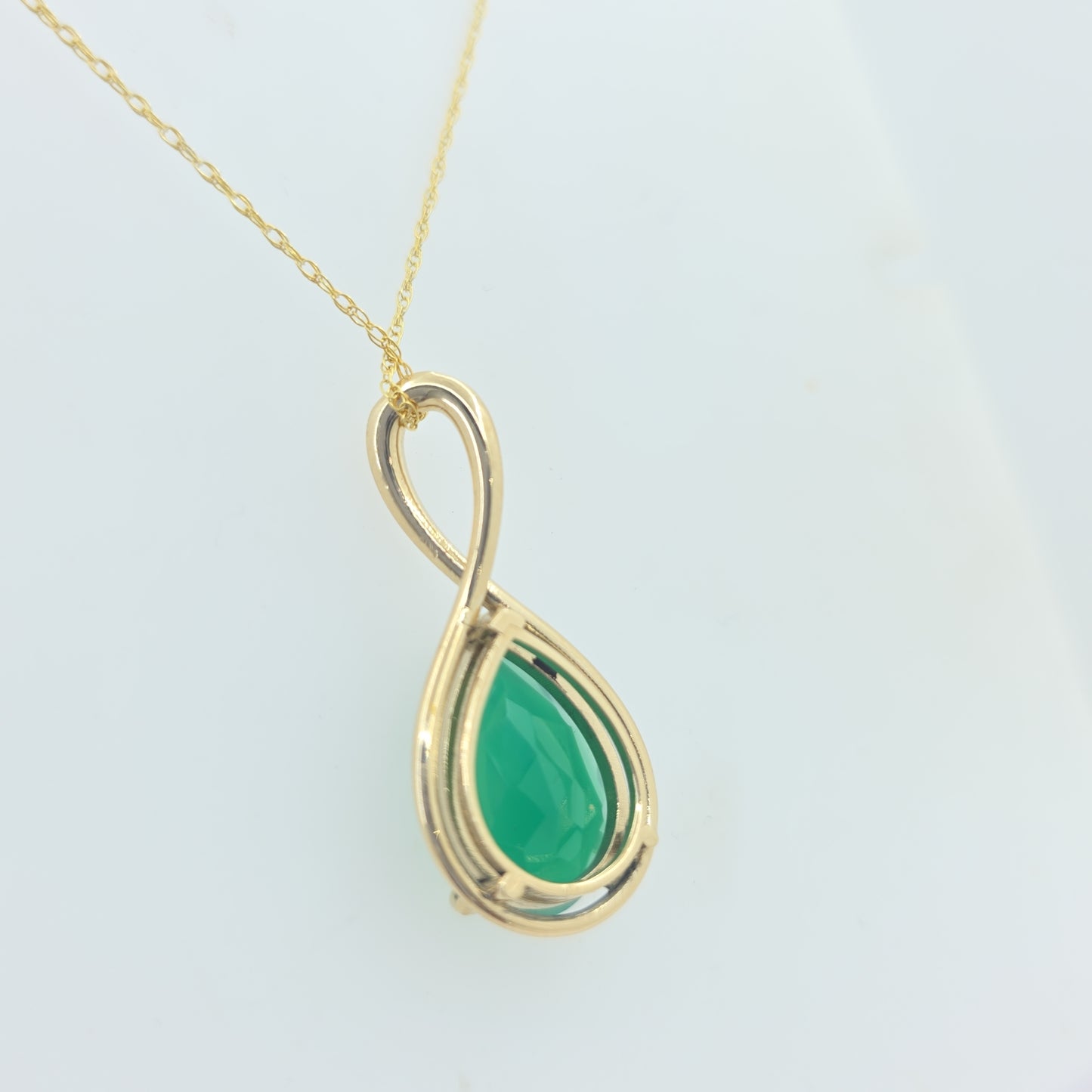 14KT Yellow Gold Pear Shape Green Onyx Pendant